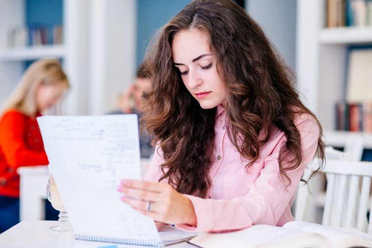 Imagen Estudiante haciendo la preparación para el examen TOEFL con HTL Idiomas